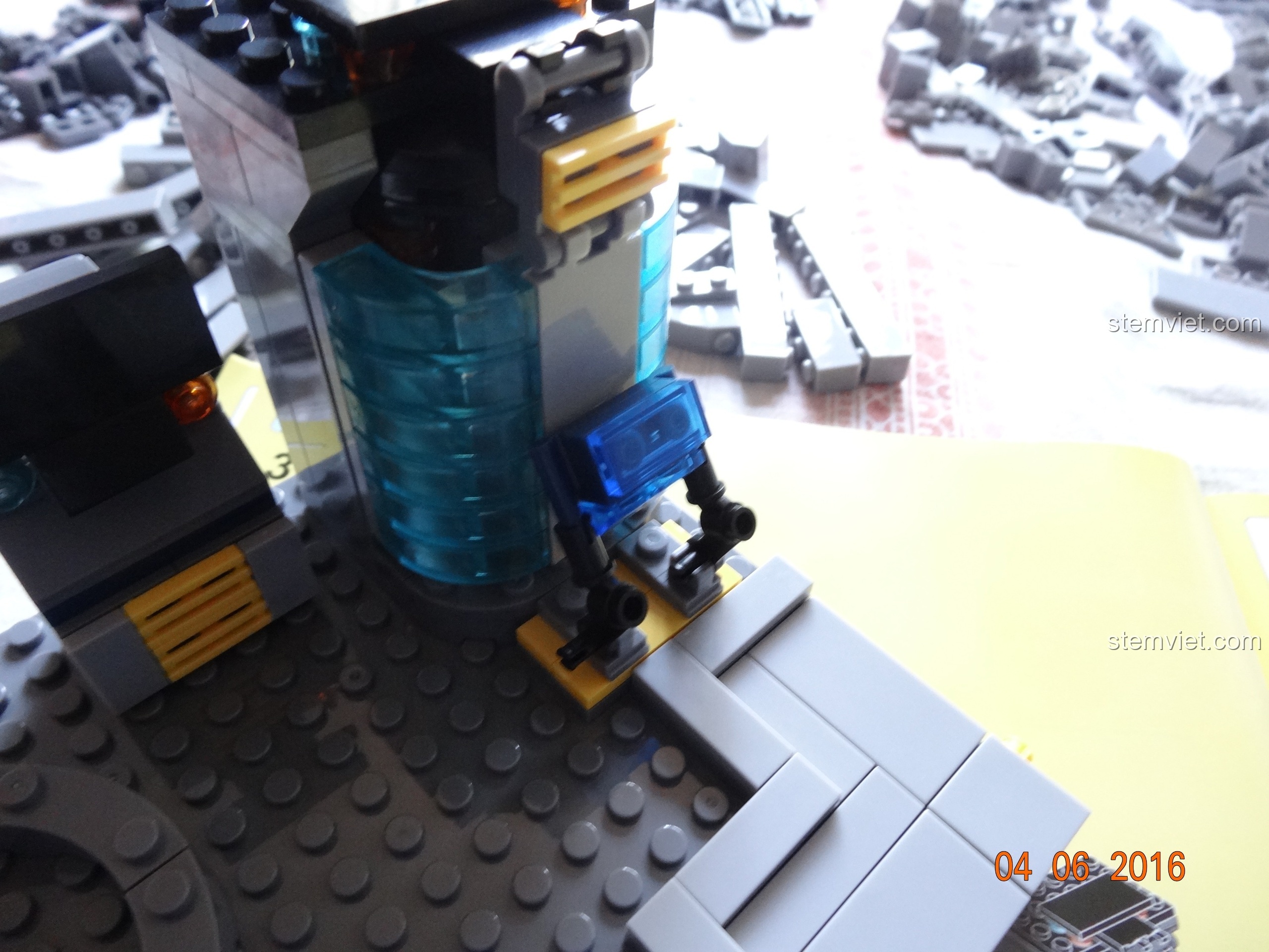 Mặt sau của minifigure Hawkeye trong bộ SY368