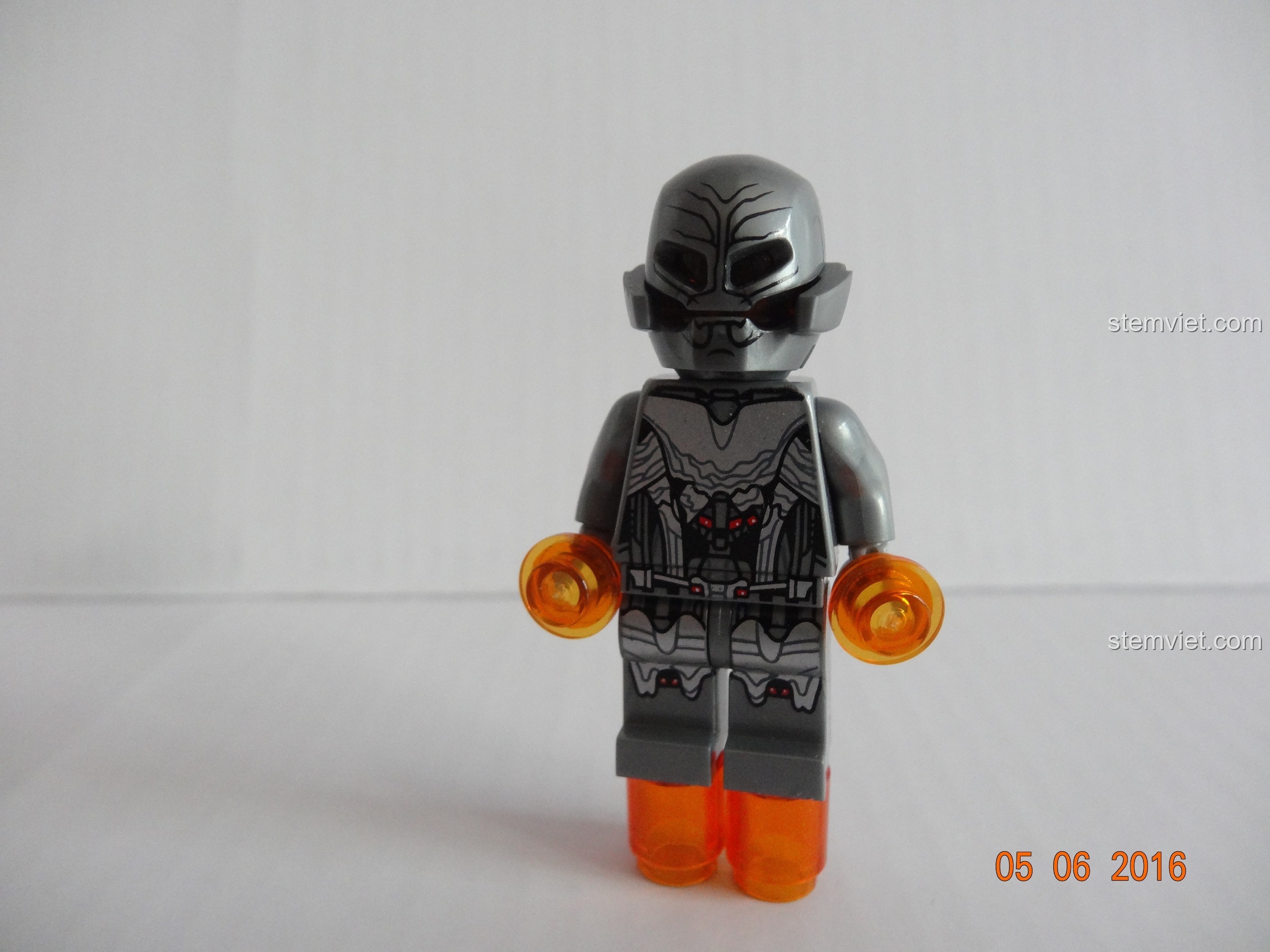 Mặt sau của minifigure Vision trong bộ SY368