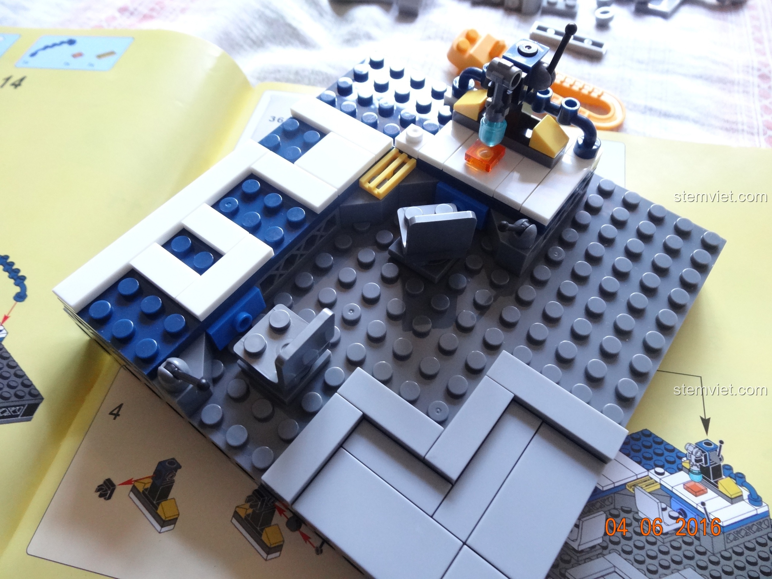 Mái vòm trong suốt được đặt lên khối hộp trong bộ SY368