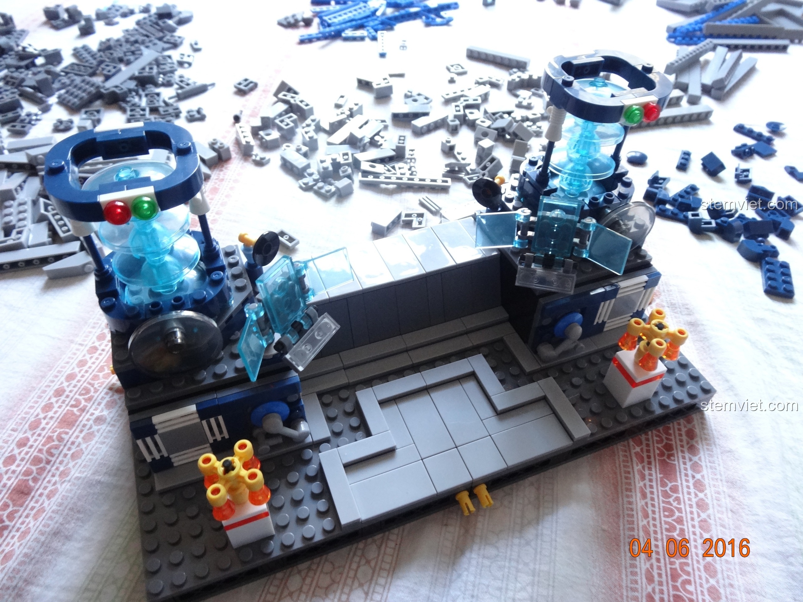 Cận cảnh màn hình điều khiển và bàn làm việc trong Trụ sở Biệt đội Avengers SY368