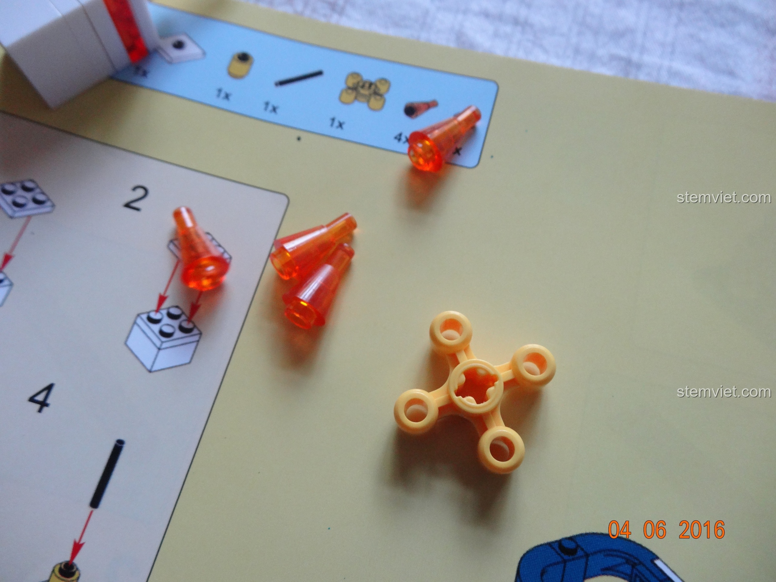 Cận cảnh màn hình điều khiển với sticker S.H.I.E.L.D. tự dán trong bộ SY368