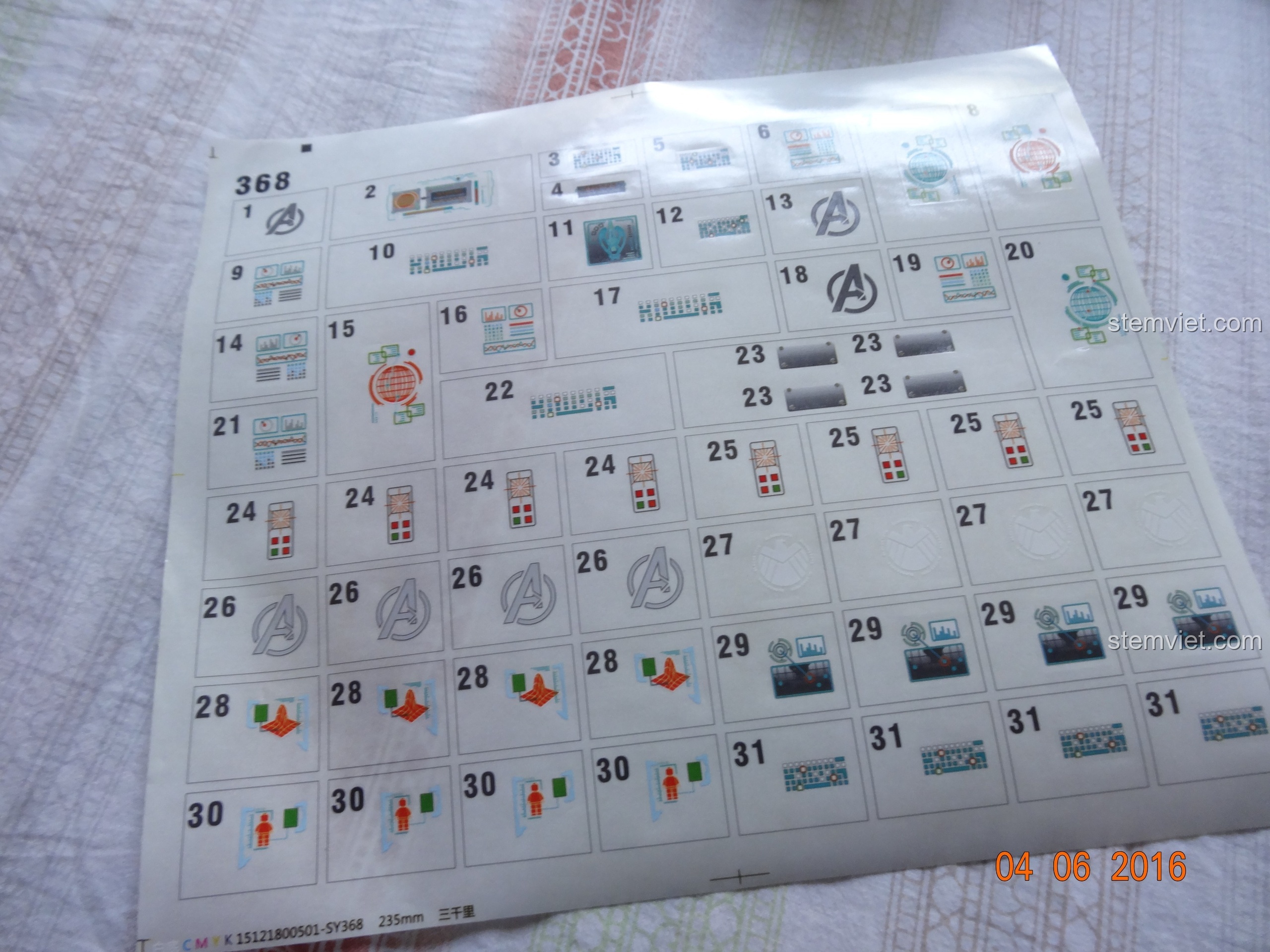 Các mảnh ghép trong suốt màu xanh dương của bộ lắp ráp SY368 Trụ sở Biệt đội Avengers