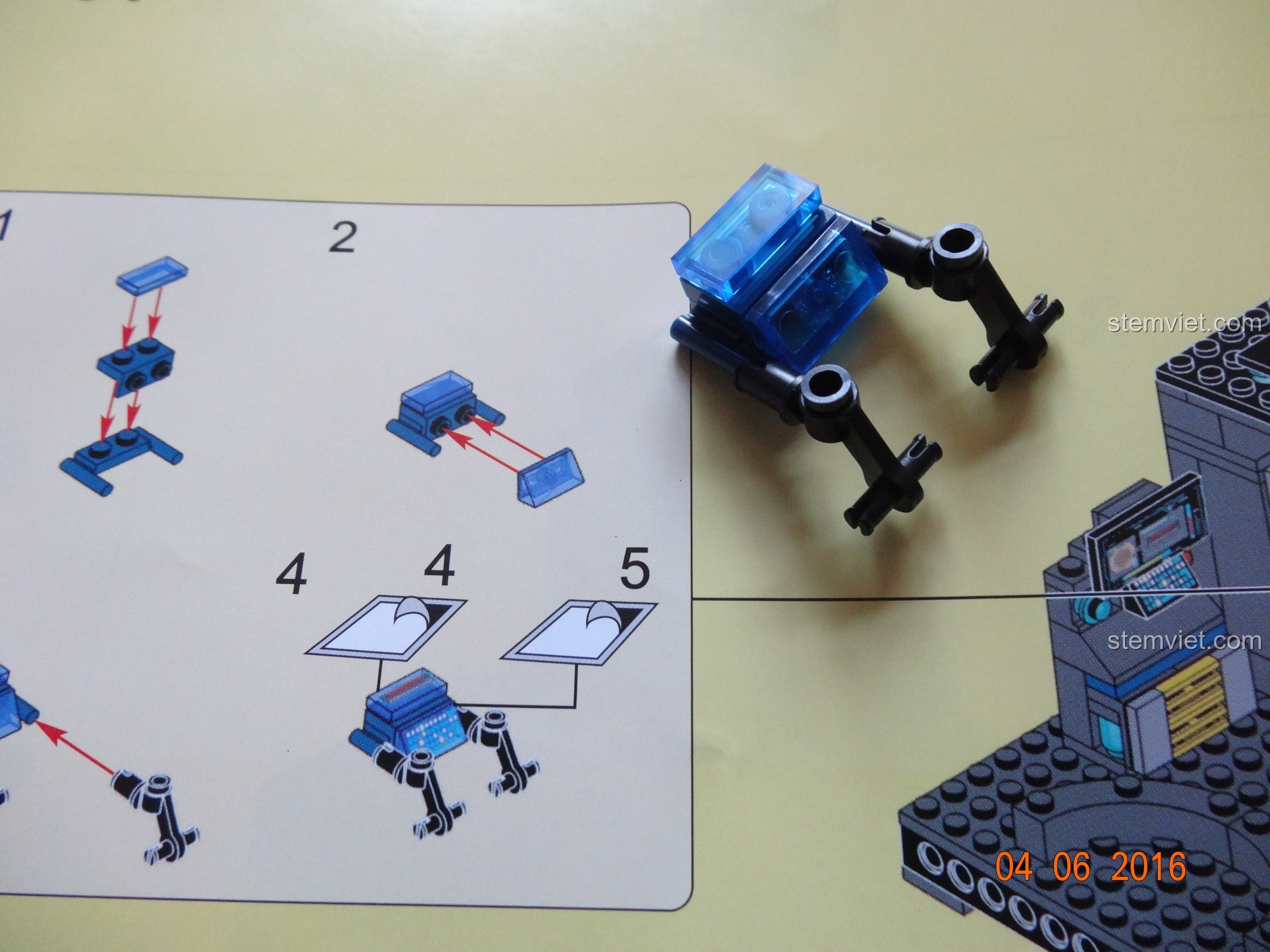 Minifigure Hawkeye với cung tên trong bộ lắp ráp SY368 Trụ sở Biệt đội Avengers