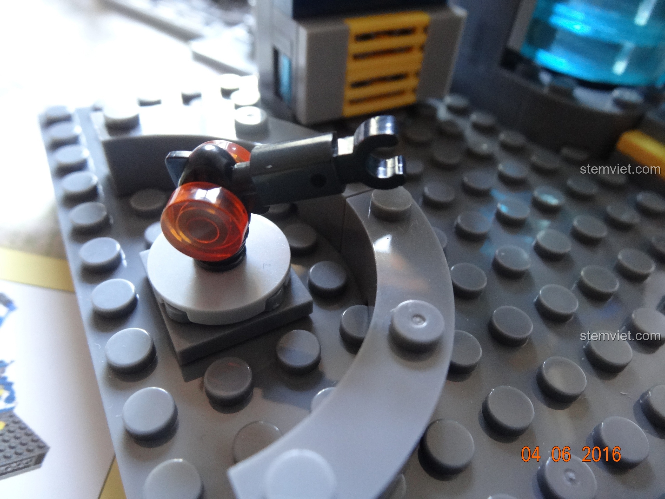 Biểu cảm thứ hai của minifigure Scarlet Witch trong bộ SY368