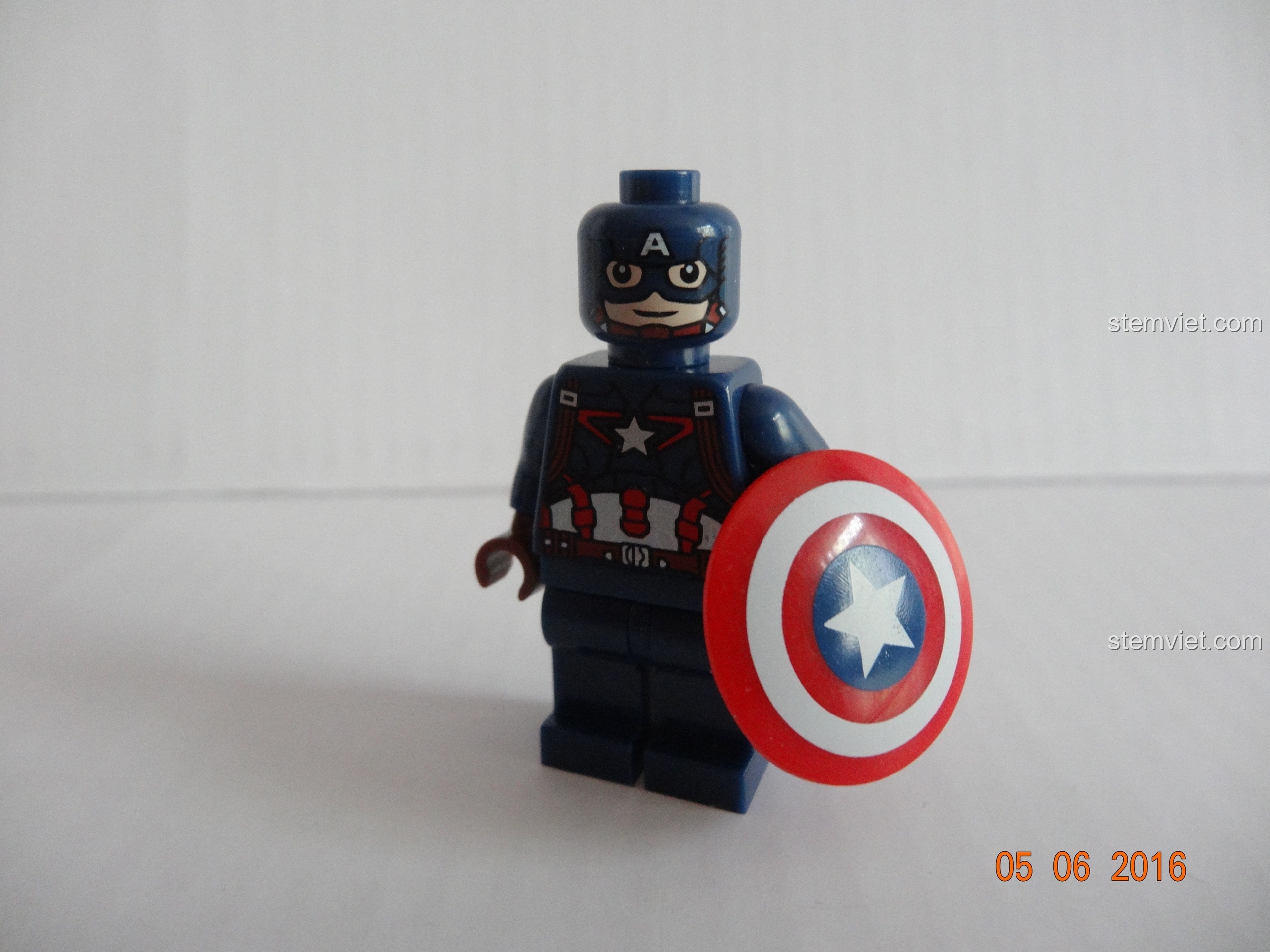 Cận cảnh chi tiết in ấn trên ngực minifigure Vision trong bộ SY368