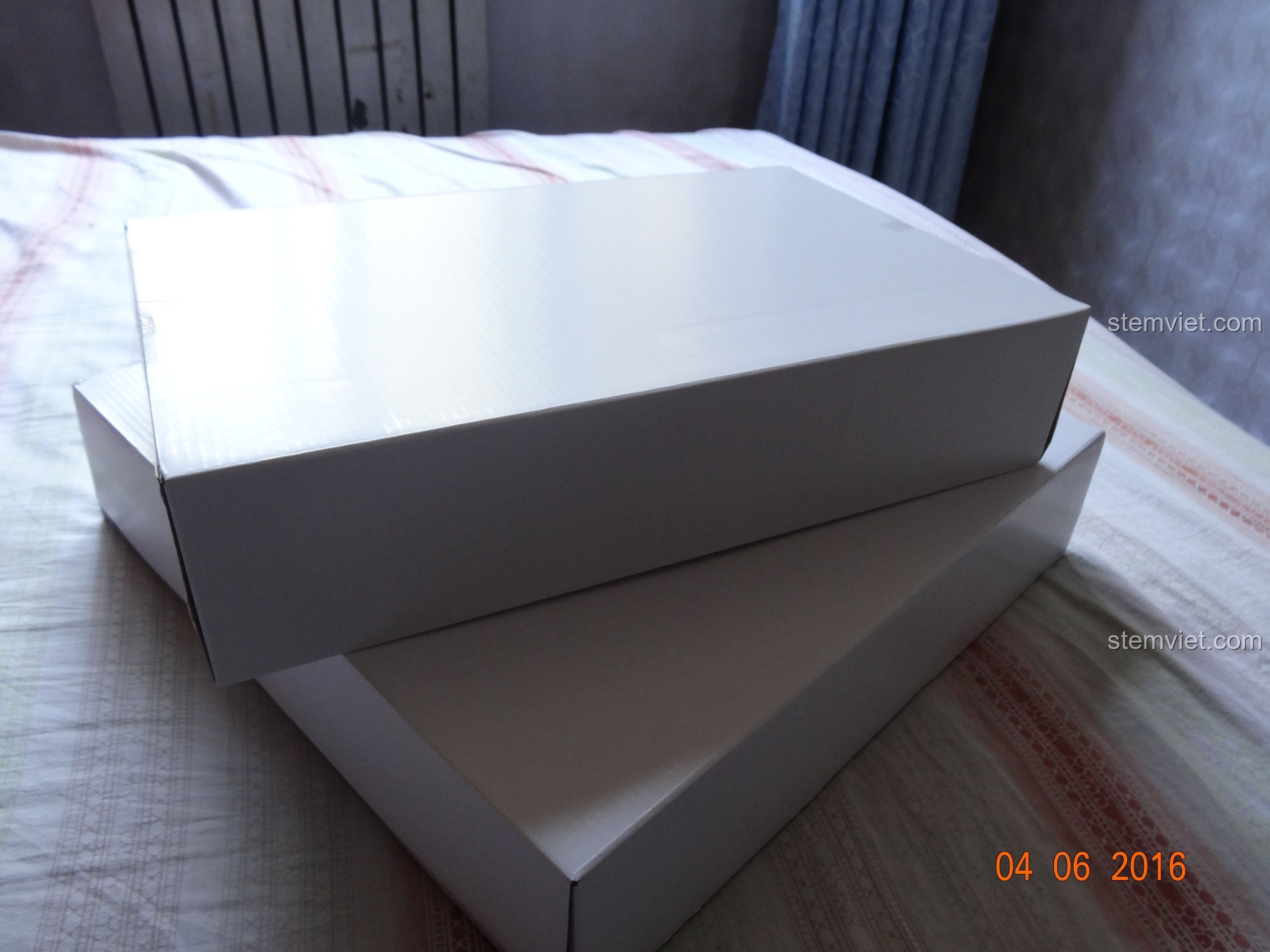 Các túi mảnh ghép được phân loại bên trong hộp trắng của bộ lắp ráp SY368 Trụ sở Biệt đội Avengers