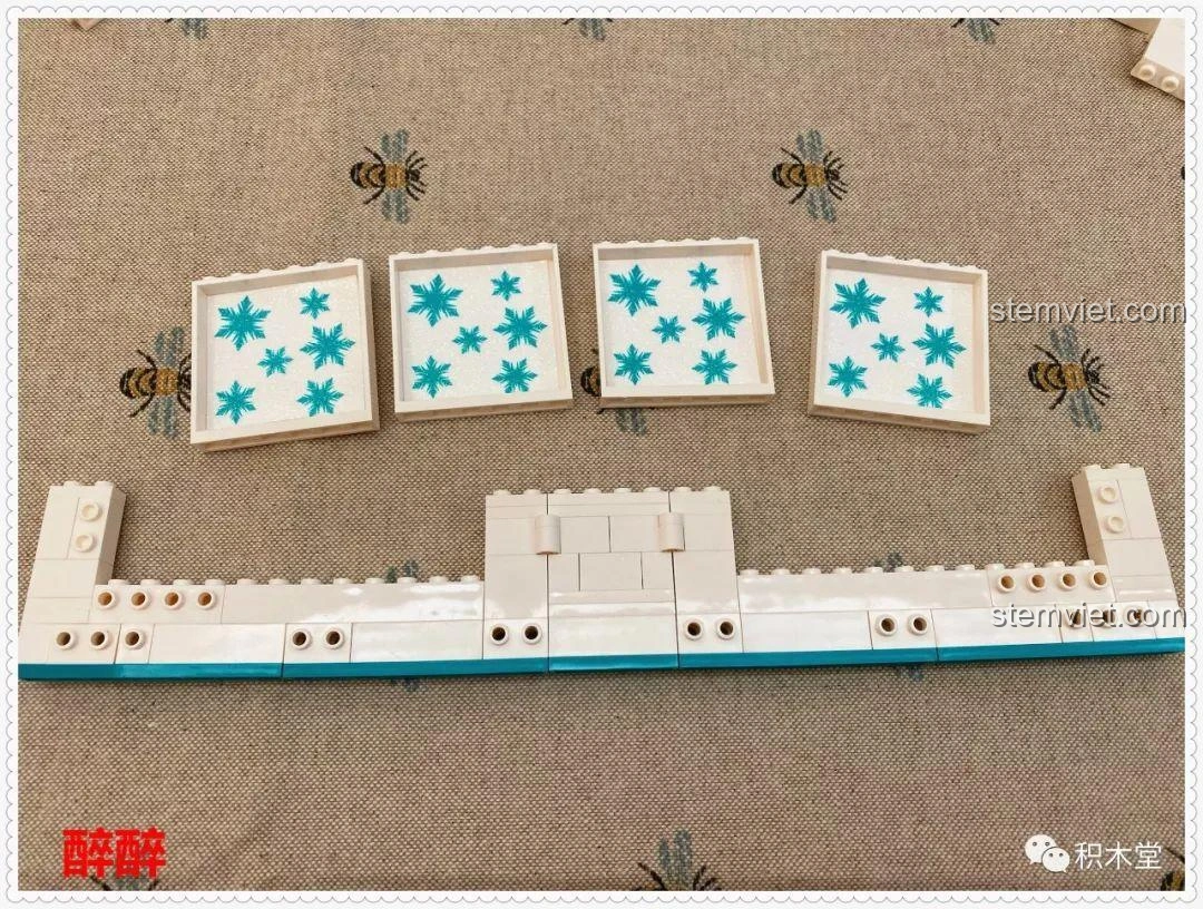 Bắt đầu quá trình lắp ráp bộ SY6579 Sách Lâu Đài Băng Giá, với các mảnh ghép cơ bản và sticker bông tuyết.