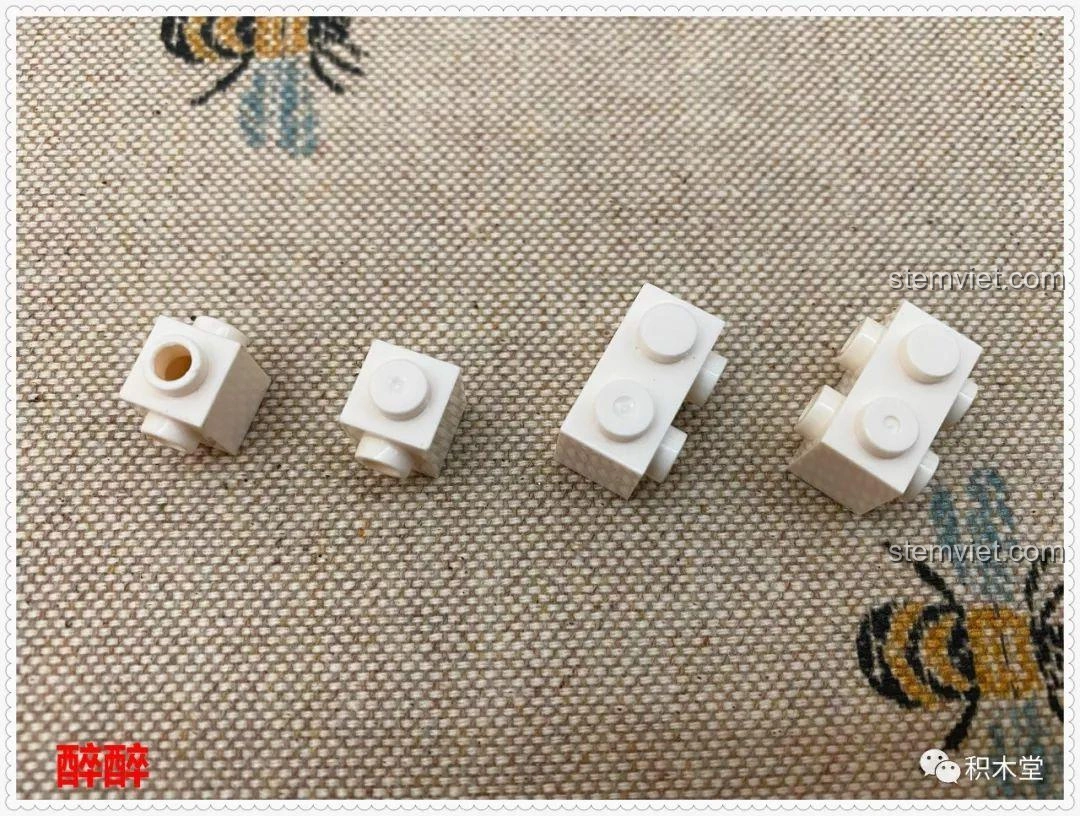 Các mảnh ghép nhỏ của bộ lắp ráp SY6579 Sách Lâu Đài Băng Giá, thể hiện chất lượng nhựa và độ khít.