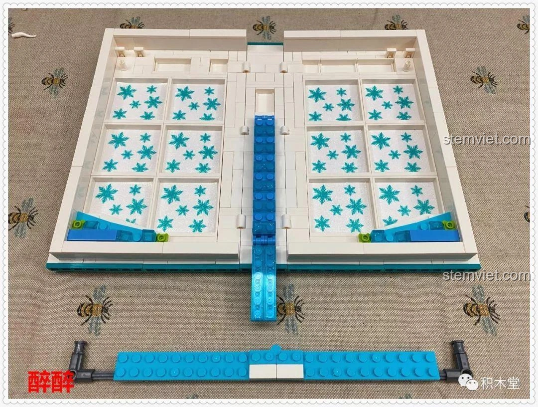Bắt đầu xây dựng cấu trúc chính của lâu đài băng giá bên trong bộ SY6579, với các mảnh ghép màu xanh trong suốt.
