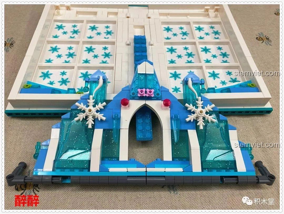 Cấu trúc lâu đài băng giá bên trong bộ SY6579 đã hoàn thành, với các chi tiết trang trí bông tuyết.
