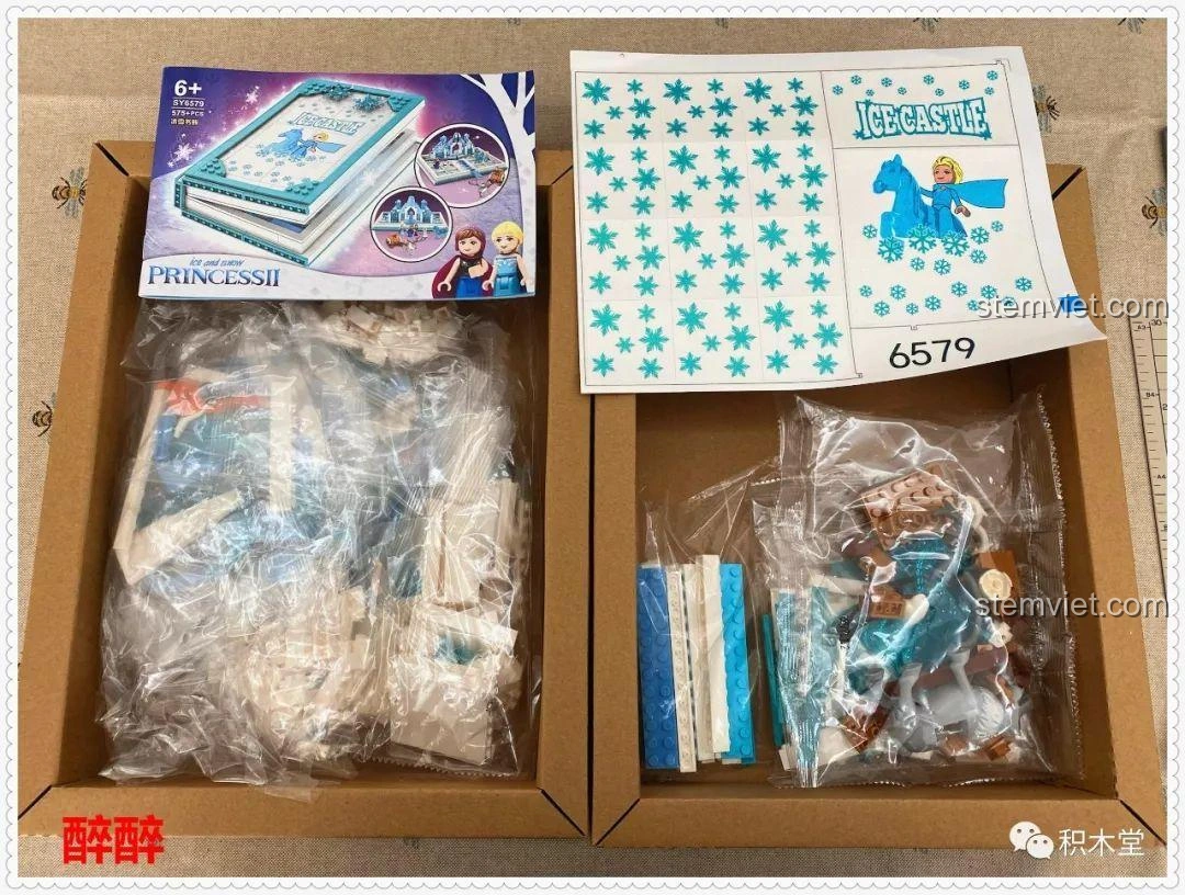 Bên trong hộp đồ chơi lắp ráp SY6579 Sách Lâu Đài Băng Giá, gồm các túi mảnh ghép, sách hướng dẫn và sticker.