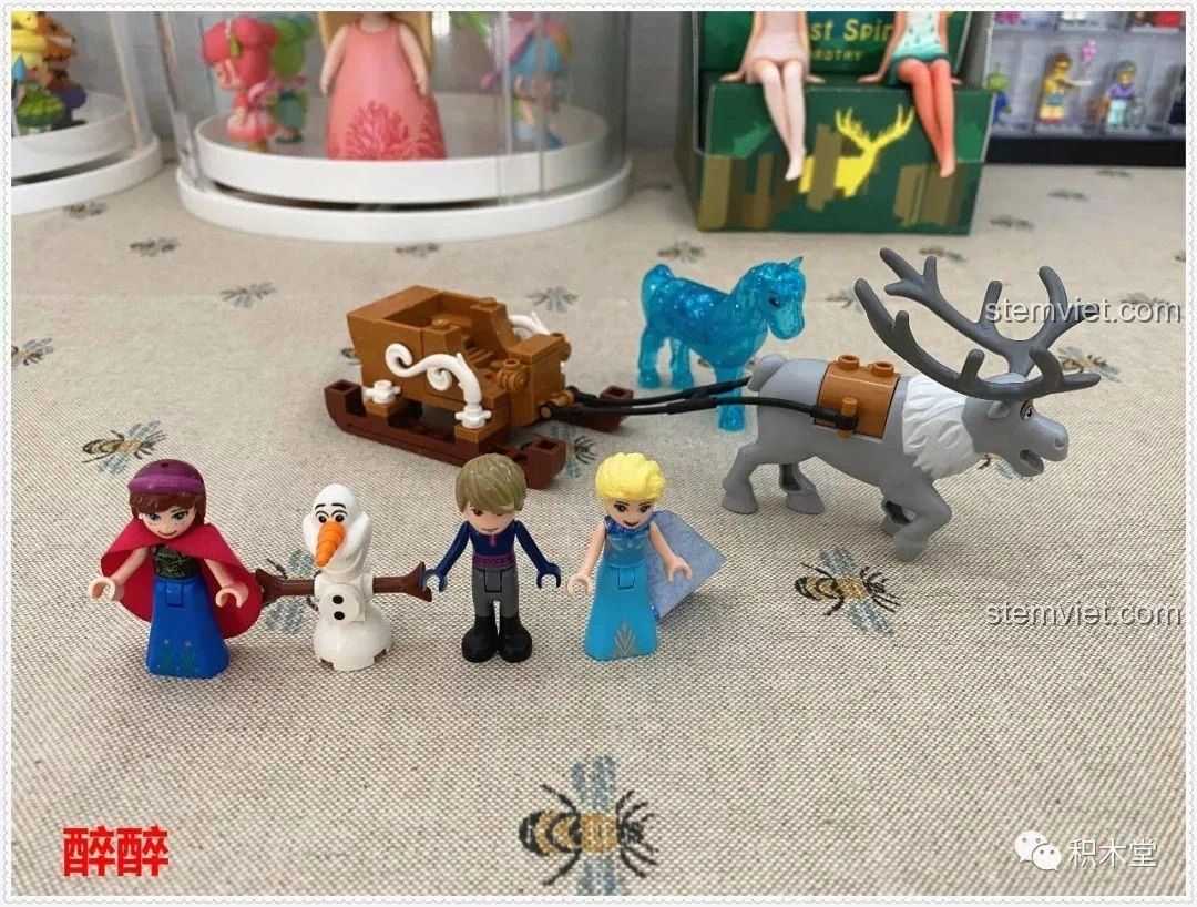 Các nhân vật minifigure Elsa, Anna, Kristoff, Olaf và Sven cùng xe trượt tuyết trong bộ SY6579.