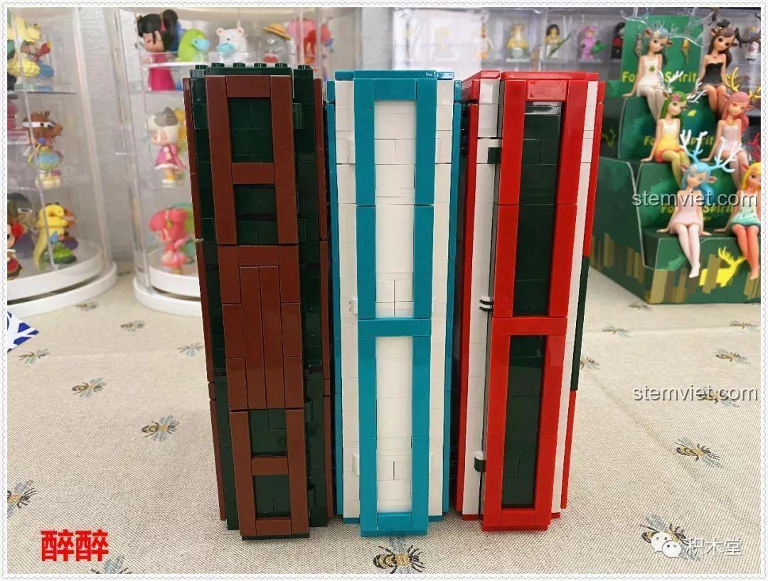 Cạnh bên của bộ SY6579 Sách Lâu Đài Băng Giá khi đóng lại, so sánh với các mô hình sách khác.