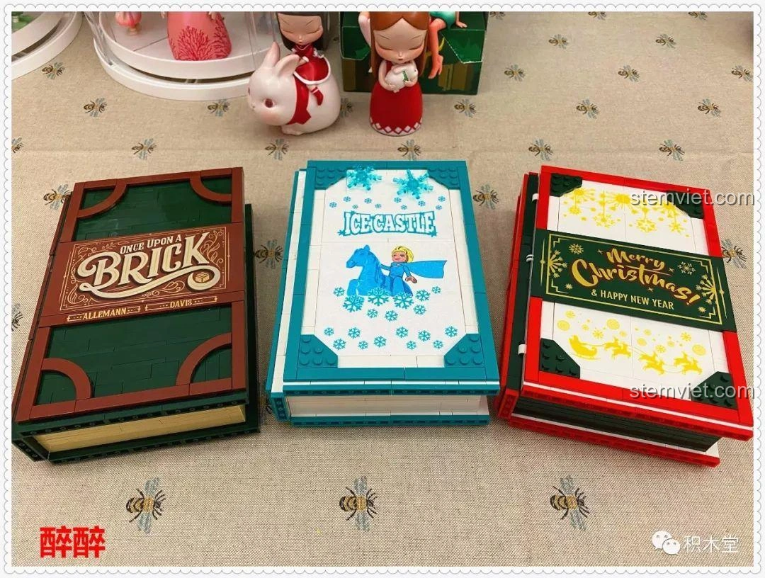So sánh bộ SY6579 Sách Lâu Đài Băng Giá khi đóng lại, đặt cạnh các mô hình sách lắp ráp khác.