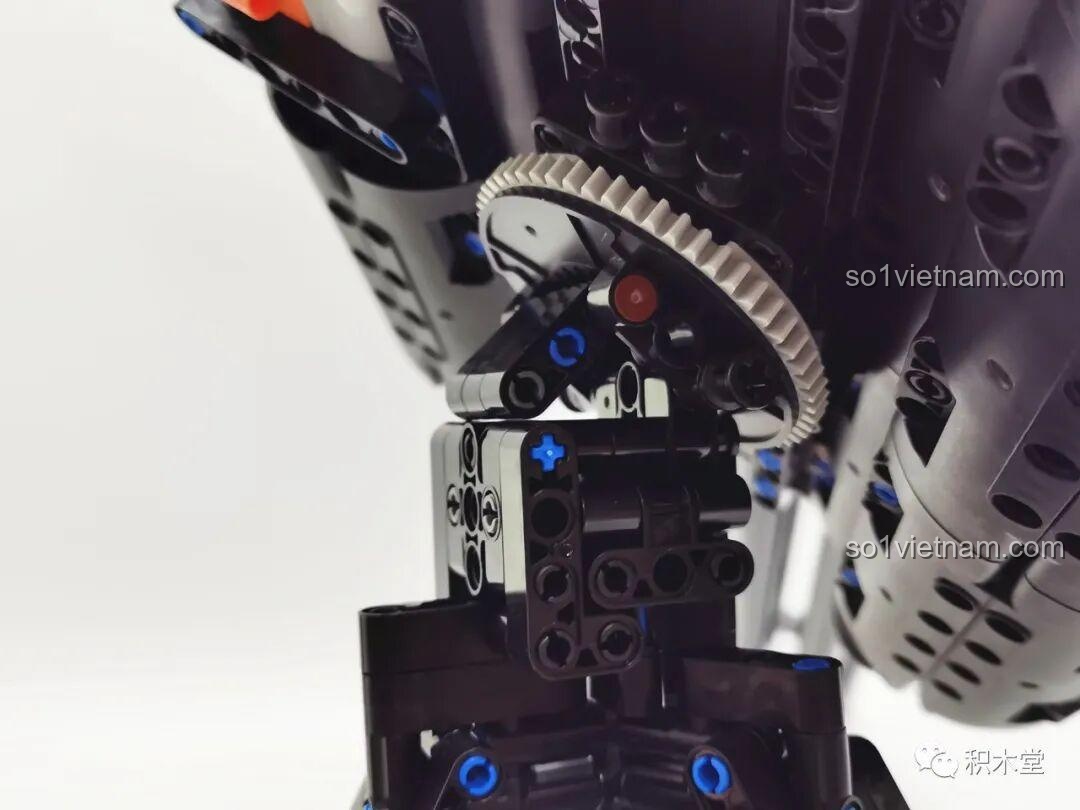 Chi tiết bánh răng và cơ cấu xoay nòng súng của Gatling Taigao Le T2036, cho thấy sự phức tạp trong thiết kế cơ khí của đồ chơi lắp ráp súng máy Gatling.