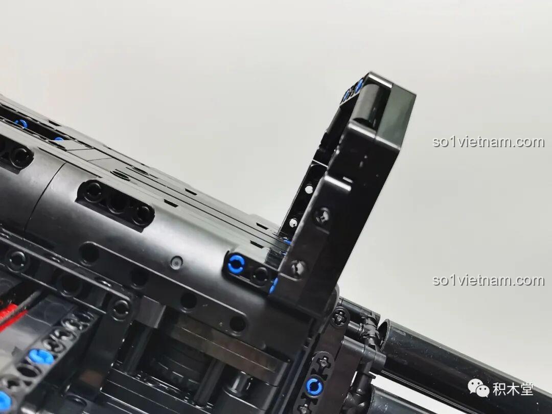 Cận cảnh các chi tiết cơ khí bên trong súng Gatling Taigao Le T2036 khi mở nắp, cho thấy sự phức tạp của hệ thống bánh răng và động cơ của đồ chơi lắp ráp súng máy Gatling.