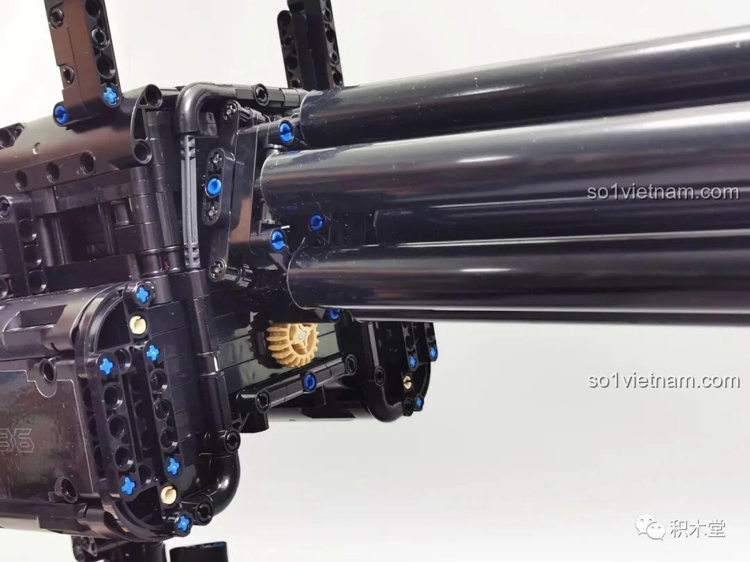 Chi tiết cò súng và cơ cấu hồi vị bằng lò xo của súng Gatling Taigao Le T2036, thể hiện tính năng tương tác của đồ chơi lắp ráp súng máy Gatling.