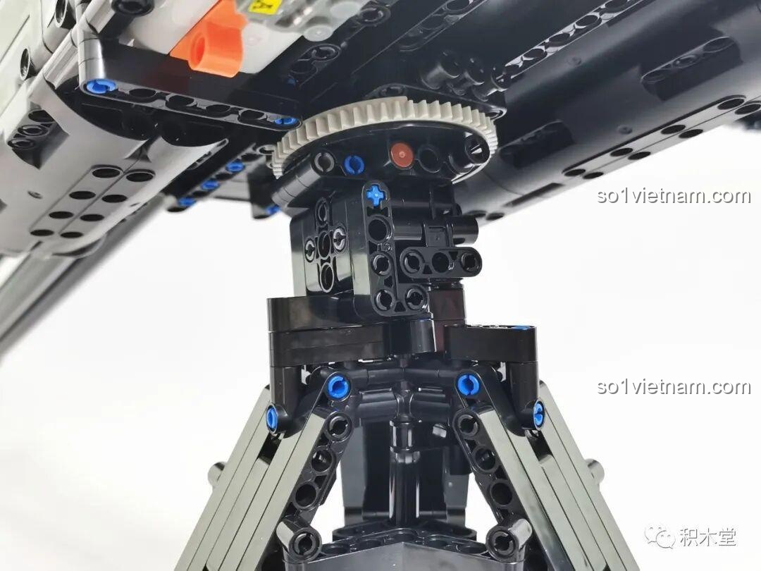 Chi tiết đầu nòng súng Gatling Taigao Le T2036, với các ống nhựa đặc biệt tạo hiệu ứng chân thực và cơ chế quay của đồ chơi lắp ráp súng máy Gatling.