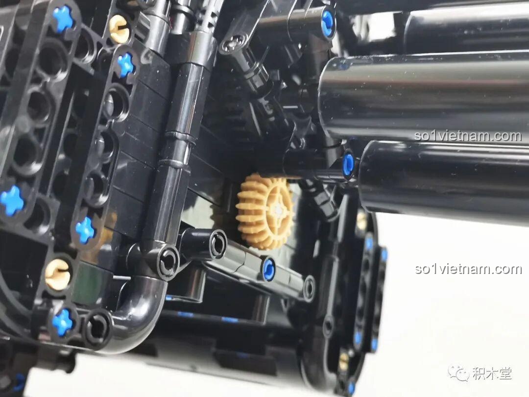 Chi tiết hộp đạn và cơ chế nạp đạn của súng Gatling Taigao Le T2036, cho thấy cách đạn được đưa vào và chuẩn bị bắn của đồ chơi lắp ráp súng máy Gatling.