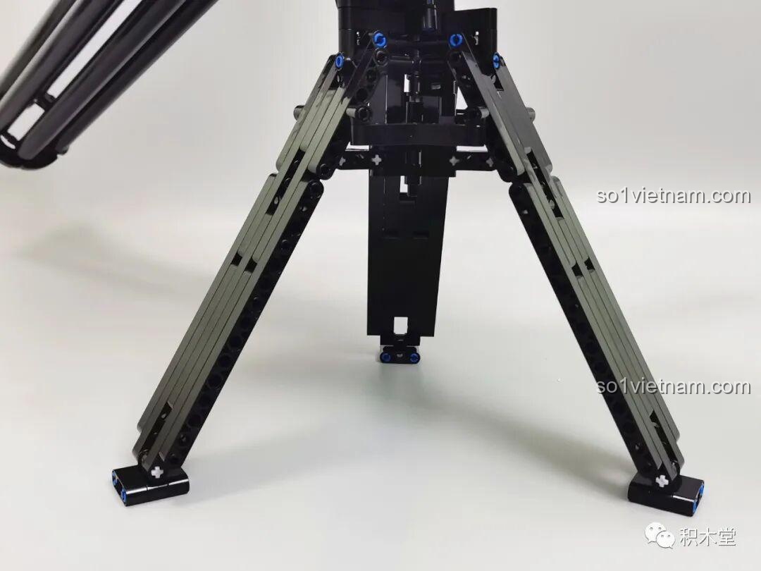 Một góc nhìn khác về khớp xoay của chân đế súng Gatling Taigao Le T2036, làm nổi bật cơ chế kỹ thuật cho phép điều chỉnh góc bắn của đồ chơi lắp ráp súng máy Gatling.