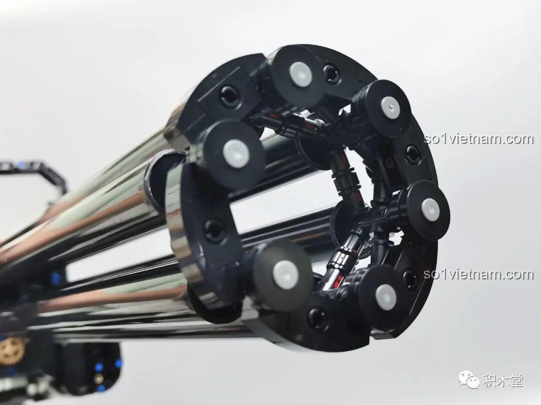 Chi tiết tay cầm phía trước của súng Gatling Taigao Le T2036, được thiết kế để hỗ trợ trọng lượng và cầm nắm chắc chắn cho đồ chơi lắp ráp súng máy Gatling.