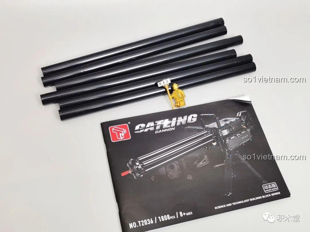 Sách hướng dẫn lắp ráp và 6 ống nhựa dài dùng làm nòng súng của bộ đồ chơi lắp ráp Súng Gatling Taigao Le T2036, các thành phần chính để bắt đầu lắp ráp.