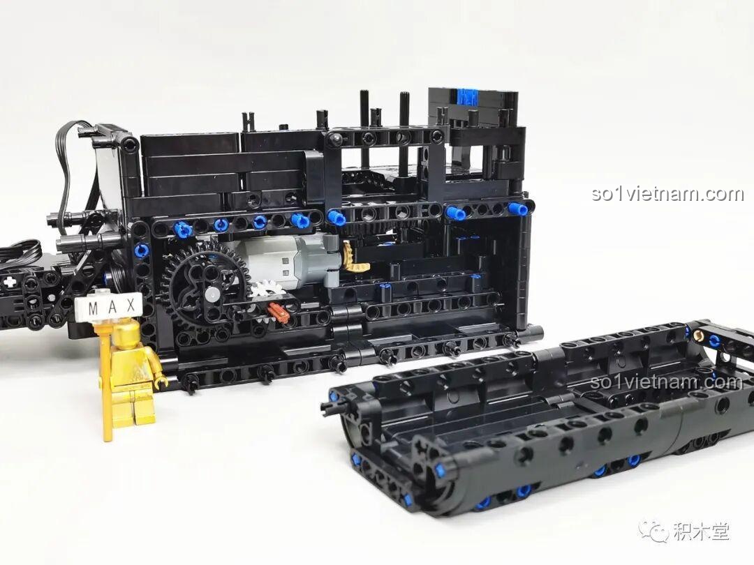 Quá trình lắp đặt các bánh răng và cơ cấu truyền động bên trong mô hình súng Gatling Taigao Le T2036, cần kiểm tra độ trơn tru để đảm bảo hoạt động của đồ chơi lắp ráp súng máy Gatling.