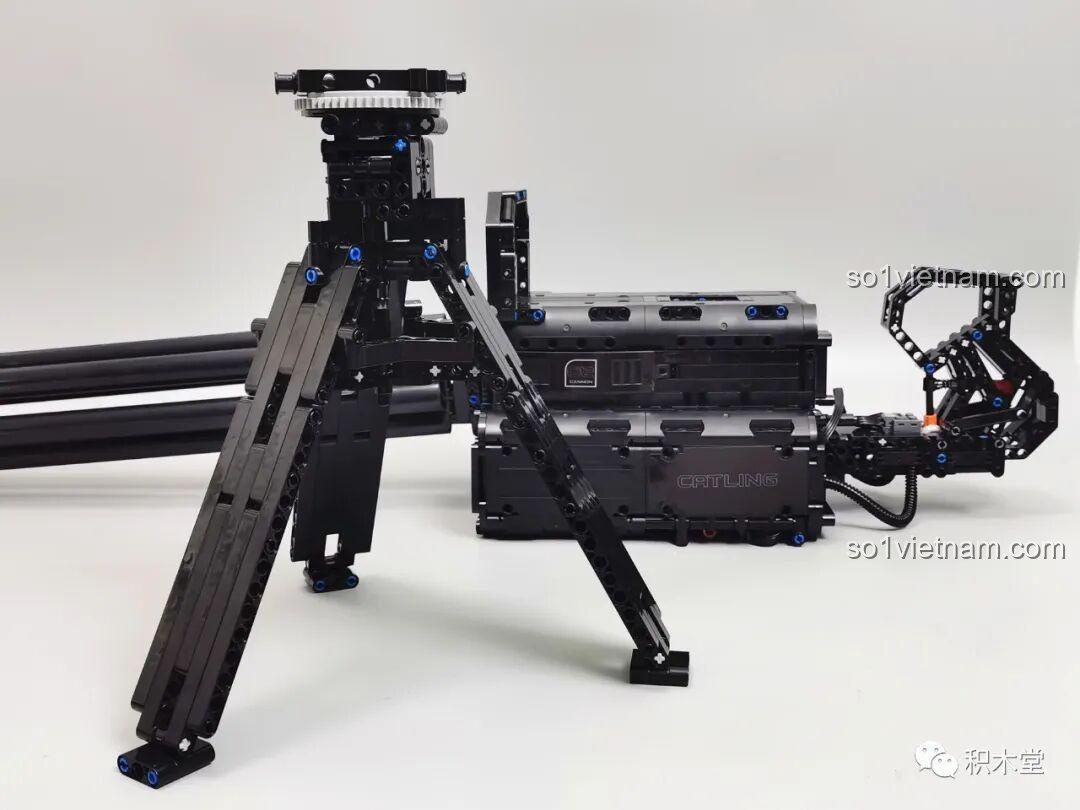 Quá trình lắp đặt chân đế tripod cho mô hình súng Gatling Taigao Le T2036, đảm bảo sự ổn định và khả năng xoay của đồ chơi lắp ráp súng máy Gatling.