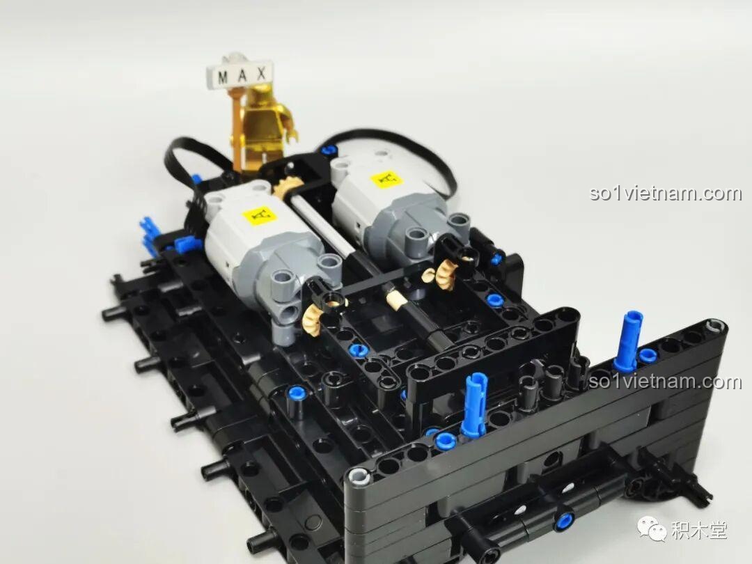 Quá trình lắp đặt 2 động cơ L-Motor vào khung chính của mô hình súng Gatling Taigao Le T2036, một bước quan trọng trong việc xây dựng đồ chơi lắp ráp có tính năng động.