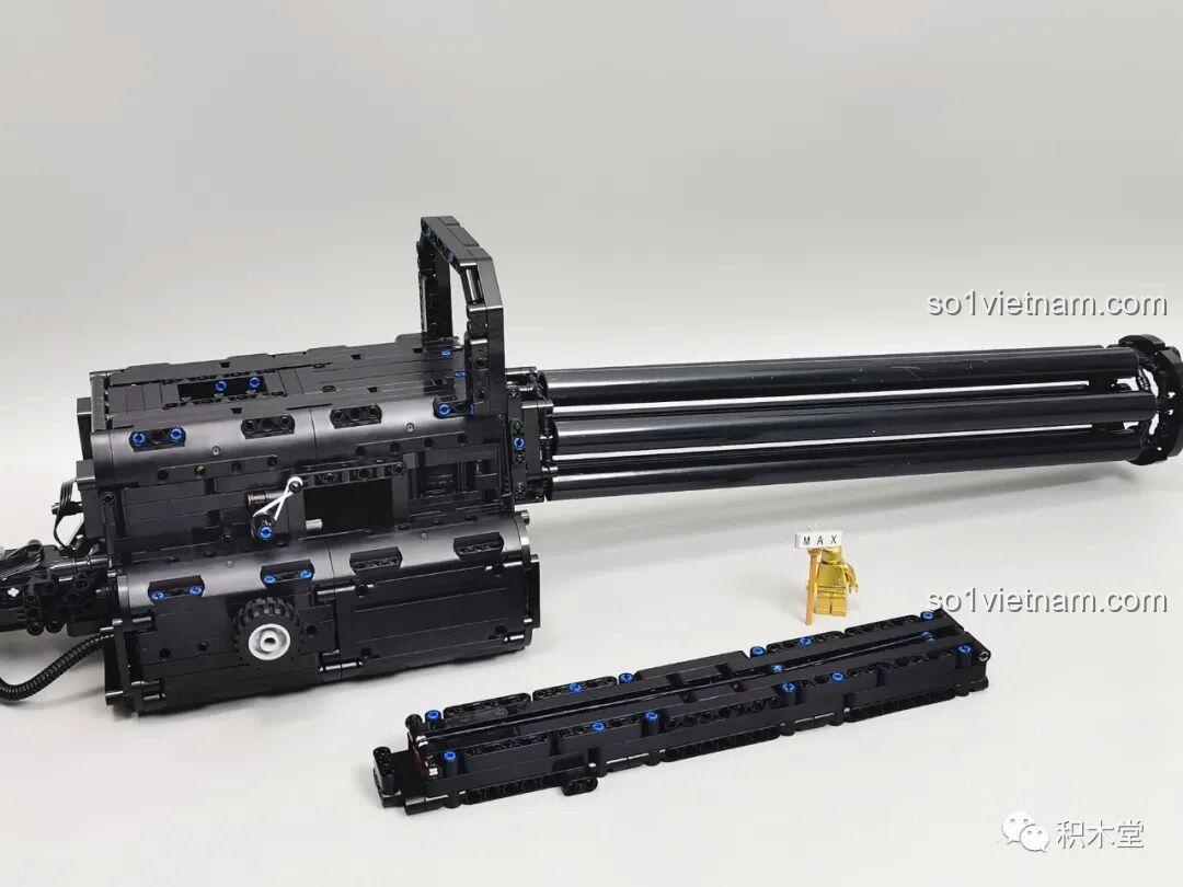 Lắp đặt hộp đạn và các chi tiết vỏ ngoài cho mô hình súng Gatling Taigao Le T2036, hoàn thiện phần thân súng của đồ chơi lắp ráp súng máy Gatling.