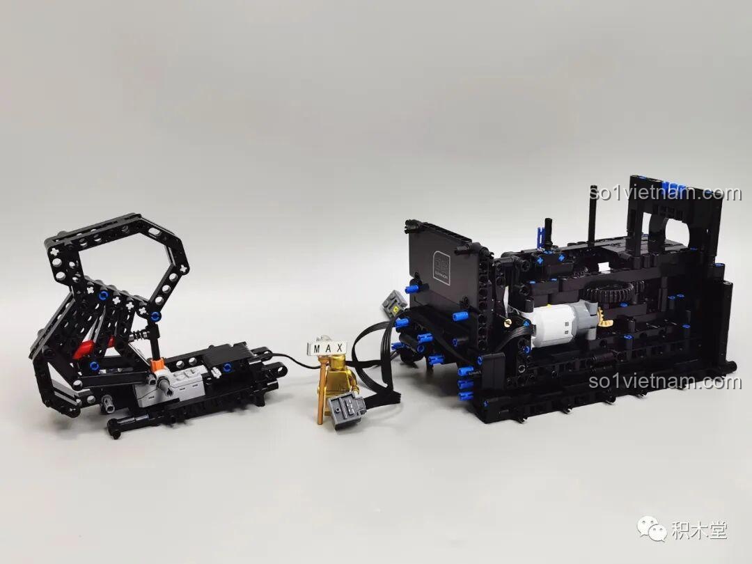 Khung súng Gatling Taigao Le T2036 đang được lắp ráp, với các chi tiết kỹ thuật và dây điện động cơ được đi gọn gàng, thể hiện sự phức tạp của đồ chơi lắp ráp súng máy Gatling.