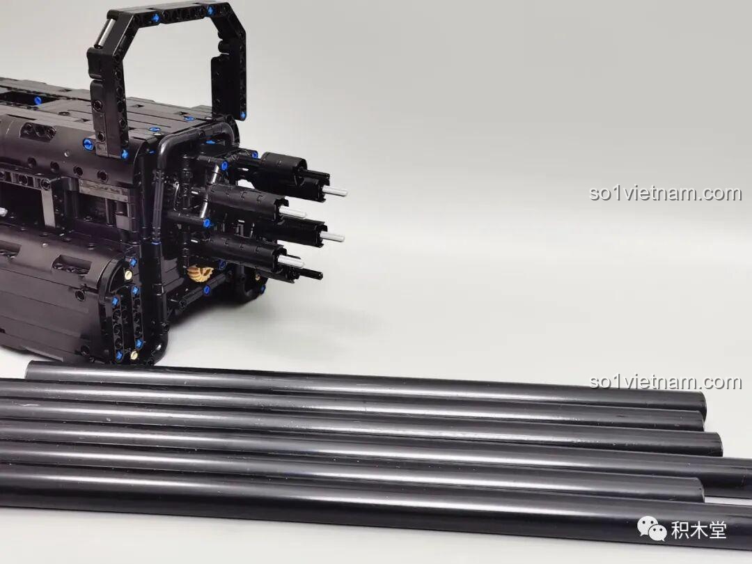 Quá trình lắp đặt các ống nòng súng vào thân chính của mô hình súng Gatling Taigao Le T2036, tạo nên hình dáng đặc trưng của súng máy Gatling.