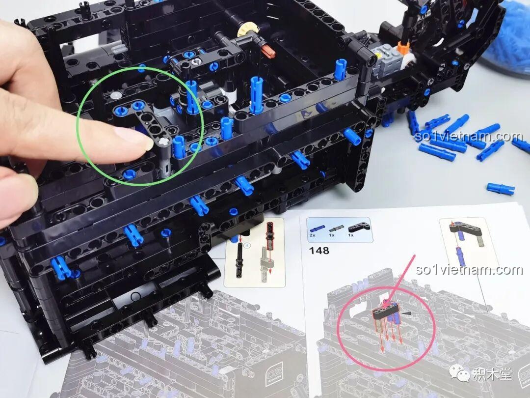 Mẹo nhỏ khi lắp ráp ở bước 148 của súng Gatling Taigao Le T2036, chỉ ra đường dây cần chú ý để tránh nhầm lẫn, giúp quá trình lắp ráp đồ chơi súng máy Gatling dễ dàng hơn.