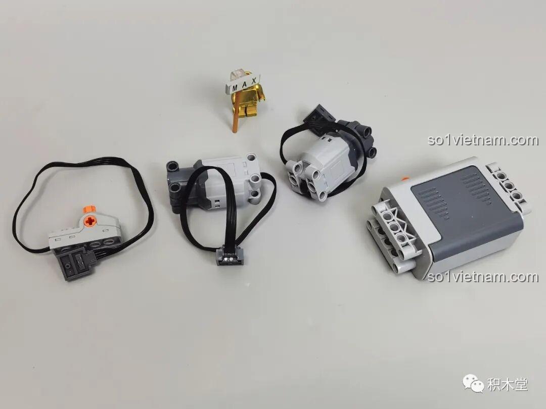 Các phụ kiện động cơ của bộ lắp ráp Súng Gatling Taigao Le T2036, bao gồm 2 L-Motor, 1 Polarity Switch và 1 hộp pin, sẵn sàng cho việc lắp đặt tính năng động.