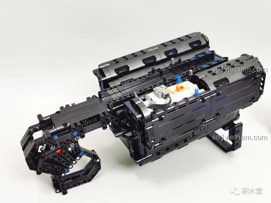 Thân chính của mô hình súng Gatling Taigao Le T2036 đã được lắp ráp một phần, cho thấy cấu trúc bên trong và vị trí lắp đặt các bộ phận khác của đồ chơi lắp ráp súng máy Gatling.