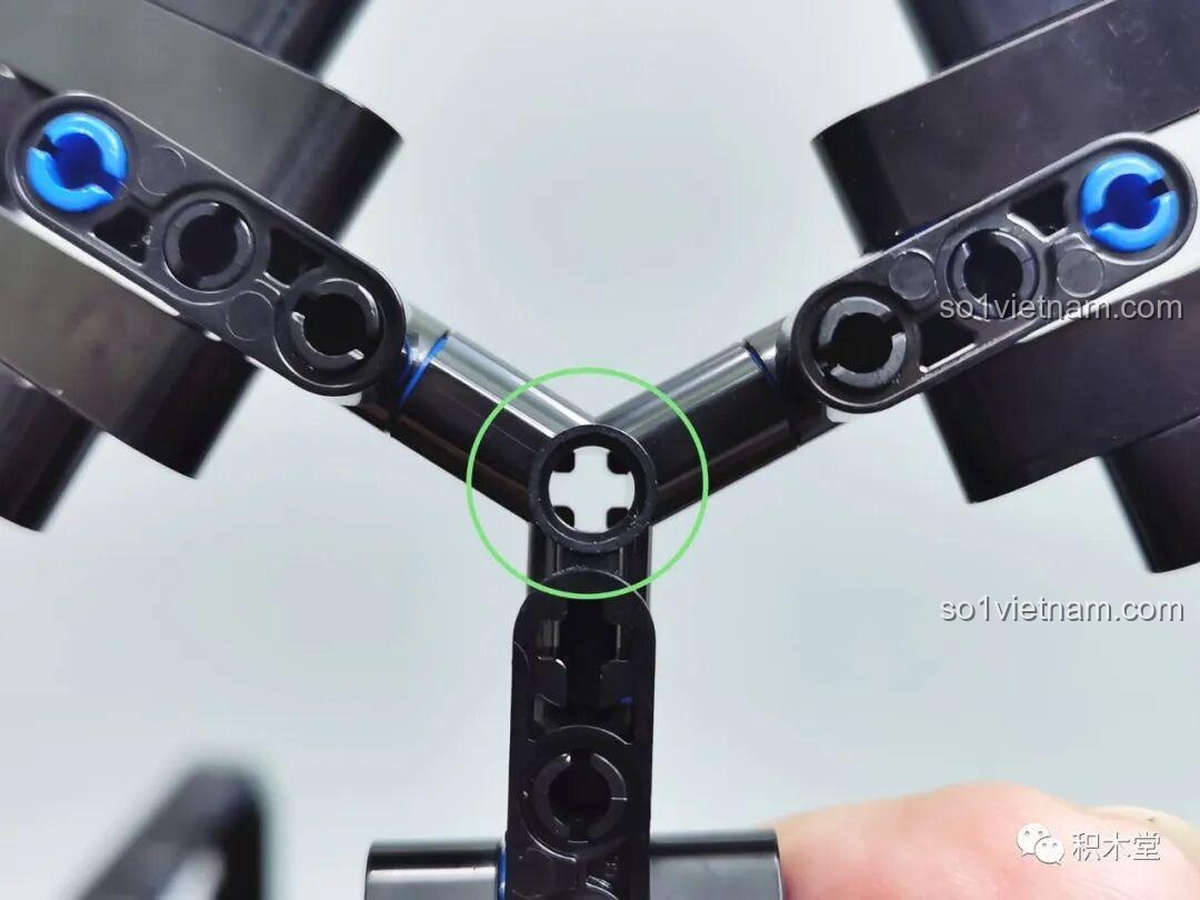 Mô hình súng Gatling Taigao Le T2036 đã lắp ráp hoàn chỉnh, đặt trên chân đế tripod, góc nhìn từ trên cao xuống, tôn lên thiết kế mạnh mẽ của đồ chơi lắp ráp súng máy Gatling.