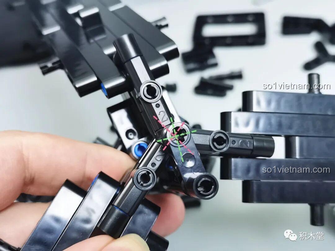 Mô hình súng Gatling Taigao Le T2036 đã lắp ráp hoàn chỉnh, đặt trên chân đế tripod, góc nhìn rộng, thể hiện toàn bộ vẻ đẹp và kích thước của đồ chơi lắp ráp súng máy Gatling.