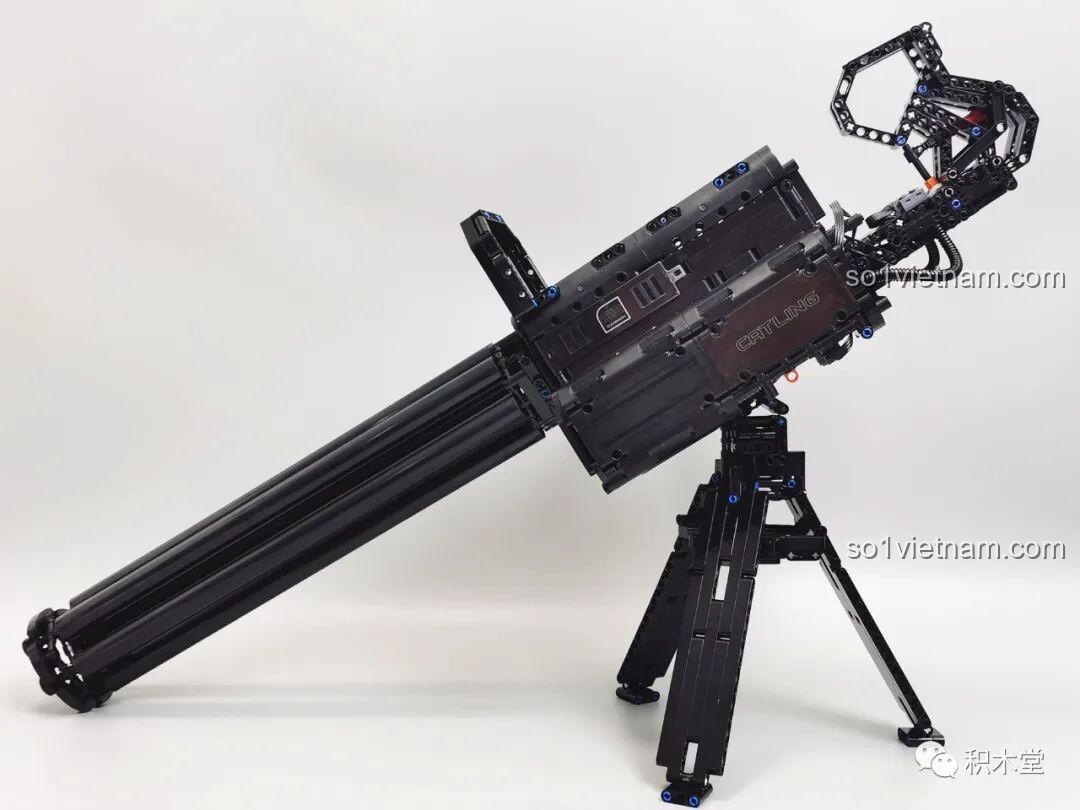 Mô hình súng Gatling Taigao Le T2036 đã lắp ráp hoàn chỉnh, đặt trên chân đế tripod, góc nhìn từ dưới lên, làm nổi bật sự uy nghi của đồ chơi lắp ráp súng máy Gatling.