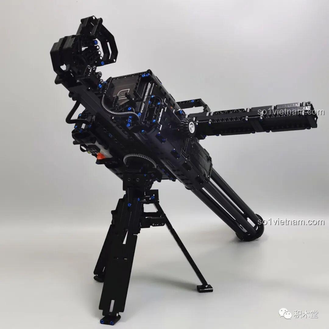 Mô hình súng Gatling Taigao Le T2036 đã lắp ráp hoàn chỉnh, đặt trên chân đế tripod, góc nhìn trực diện từ phía trước, tập trung vào các nòng súng và đầu súng của đồ chơi lắp ráp súng máy Gatling.
