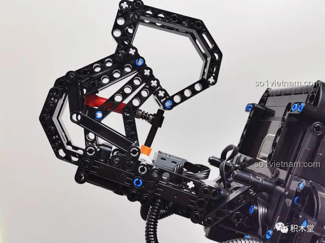 Hình ảnh động minh họa tính năng quay bánh răng bên trong súng Gatling Taigao Le T2036 khi bật động cơ và kéo cò, thể hiện cơ chế hoạt động của đồ chơi lắp ráp súng máy Gatling.