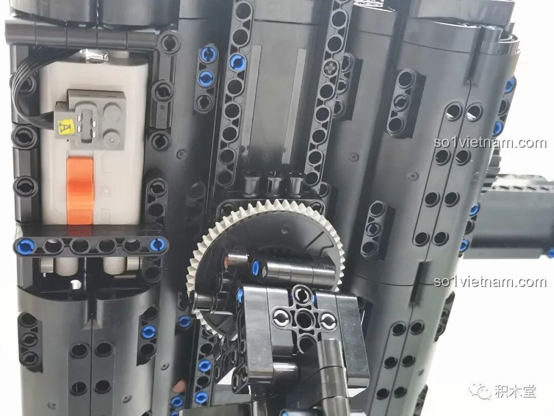 Hình ảnh động minh họa tính năng xoay nòng súng của Gatling Taigao Le T2036 khi xoay cần gạt bên cạnh, tạo hiệu ứng bắn đạn chân thực của đồ chơi lắp ráp súng máy Gatling.