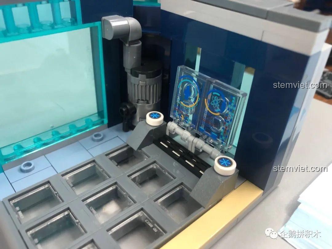 Cận cảnh quả cầu năng lượng và các thiết bị trong phòng thí nghiệm của bộ đồ chơi Tòa Tháp Avengers Taige 55120.