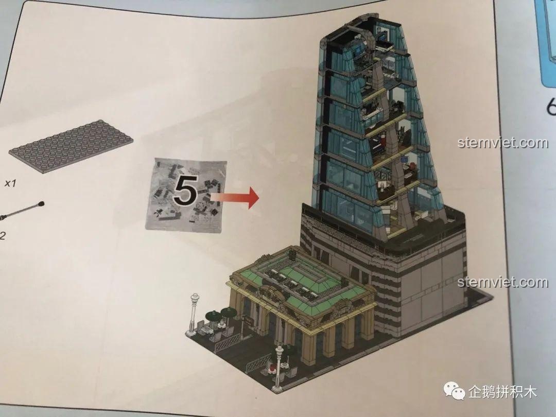 Cận cảnh khu vực chuẩn bị chiến đấu trong bộ đồ chơi Tòa Tháp Avengers Taige 55120, với các chi tiết vũ khí và thiết bị.