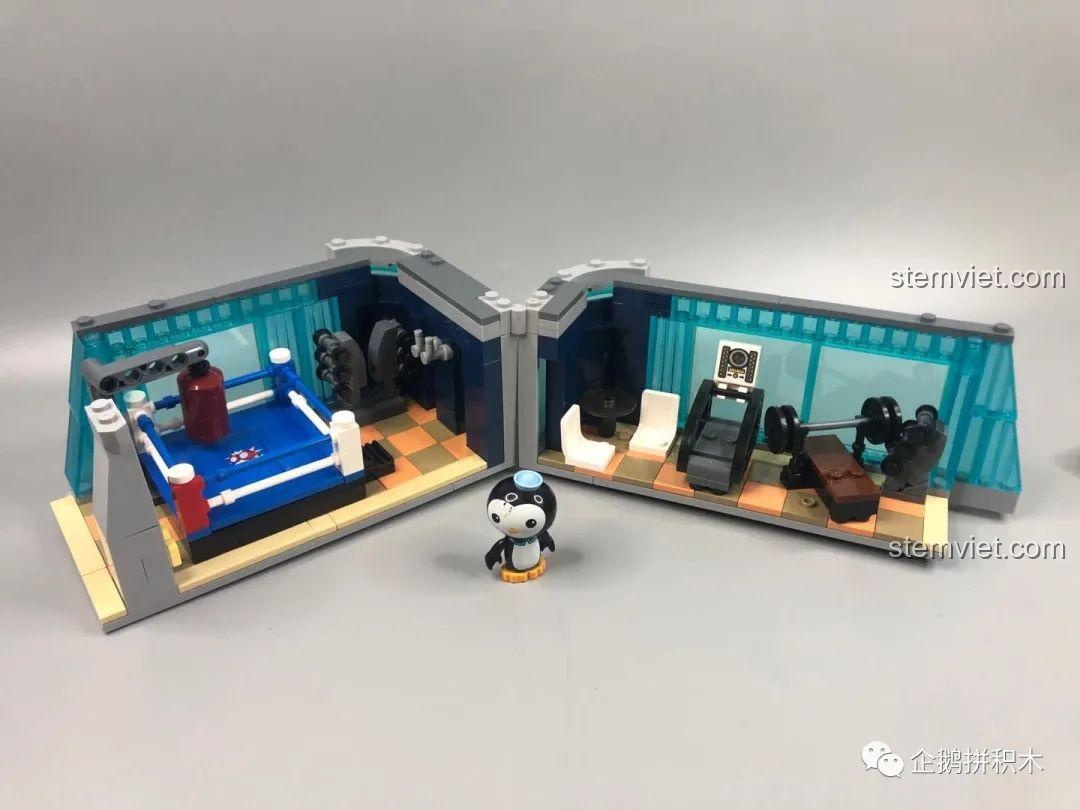 Góc nhìn khác của mặt ngoài phòng gym trong bộ lắp ghép Tòa Tháp Avengers Taige 55120, thể hiện thiết kế độc đáo.