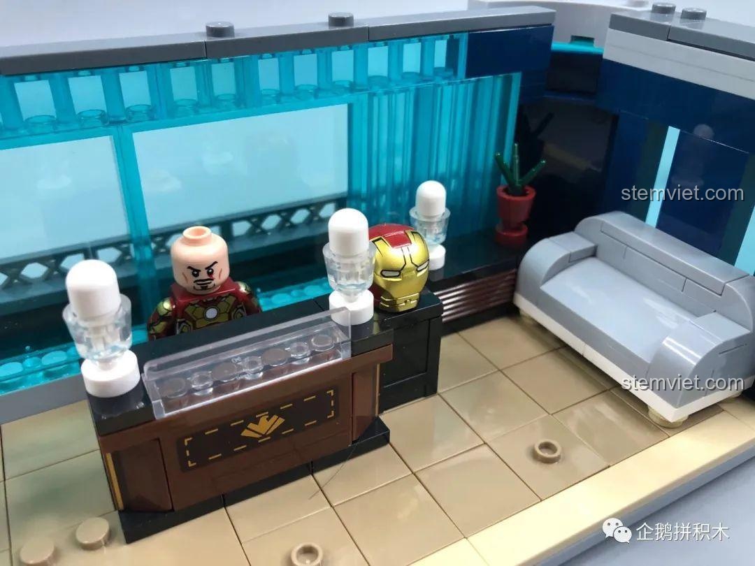 Góc chụp khác của quầy lễ tân và ghế sofa trong sảnh tiếp khách tầng hai của Tòa Tháp Avengers Taige 55120.