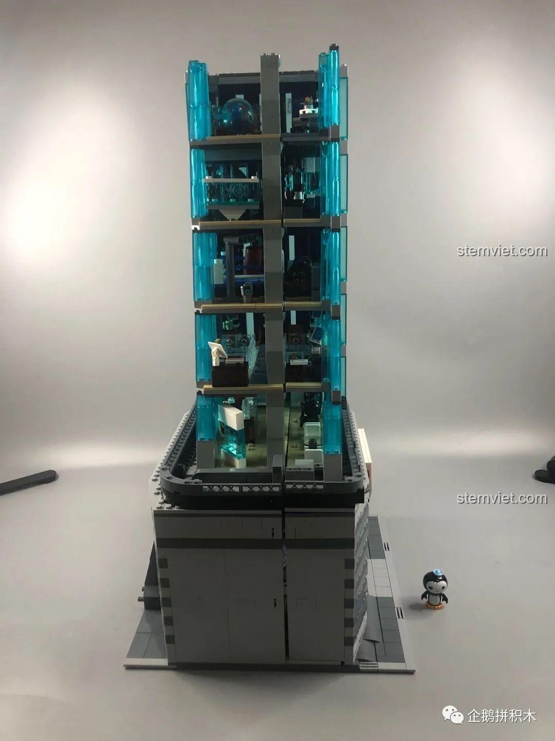 Góc nhìn khác của các tầng Tòa Tháp Avengers Taige 55120 khi mở ra, cho thấy sự đa dạng trong thiết kế nội thất.