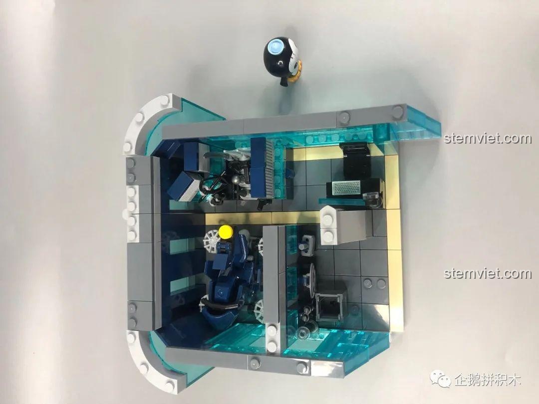 Góc nhìn khác của các tầng Tòa Tháp Avengers Taige 55120 khi mở ra, cho thấy sự đa dạng trong thiết kế nội thất.