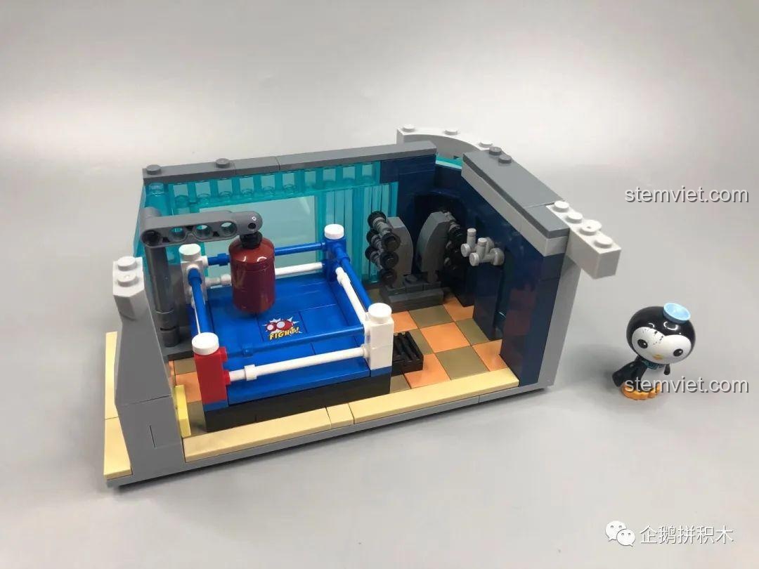 Góc nhìn từ trên cao xuống phòng gym của bộ lắp ghép Tòa Tháp Avengers Taige 55120 khi đóng lại, cho thấy chi tiết nội thất.
