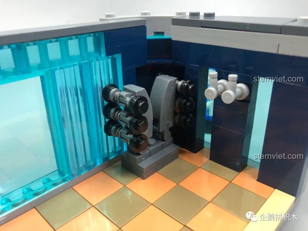 Phòng gym của Tòa Tháp Avengers Taige 55120 khi mở ra, hiển thị không gian rộng rãi và các thiết bị tập luyện.