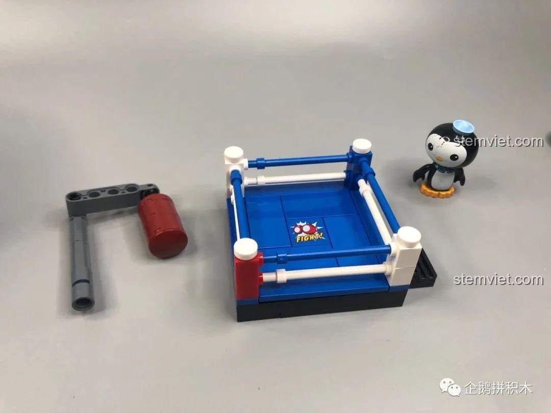 Khu vực nghỉ ngơi và máy chạy bộ trong phòng gym của bộ đồ chơi Tòa Tháp Avengers Taige 55120.